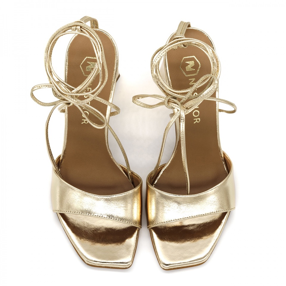 Zlaté kožené sandále na trojhrannom podpätku 133G